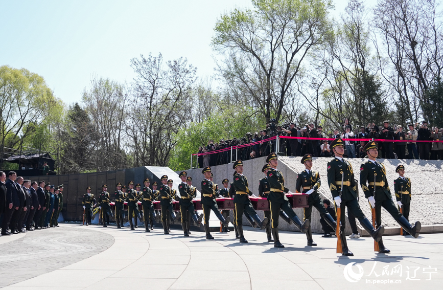 第十三批在韓中國(guó)人民志愿軍烈士安葬儀式現(xiàn)場(chǎng)。人民網(wǎng)記者 邱宇哲攝