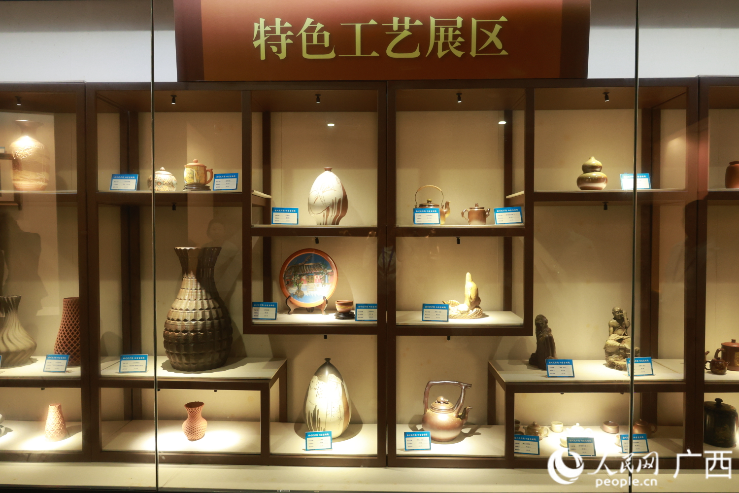 坭興陶展區(qū)。人民網(wǎng) 韋歡攝