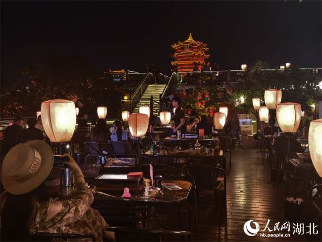 游客正在拍攝黃鶴樓夜景。人民網(wǎng)記者 周雯攝