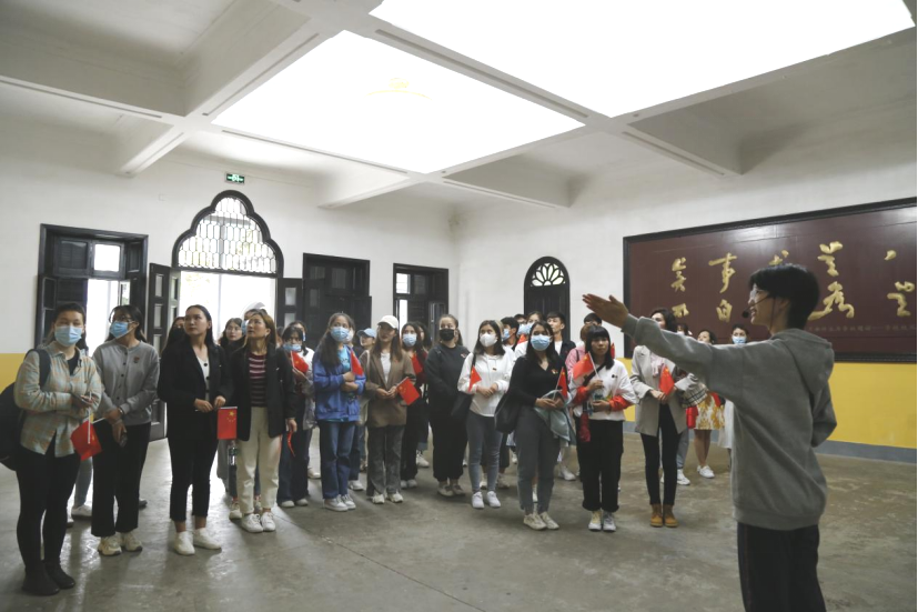 2021年5月20日，在喜迎中國共產(chǎn)黨建黨100周年之際，我校開展了少數(shù)民族學生“學黨史、感恩黨、跟黨走”紅色研學活動。