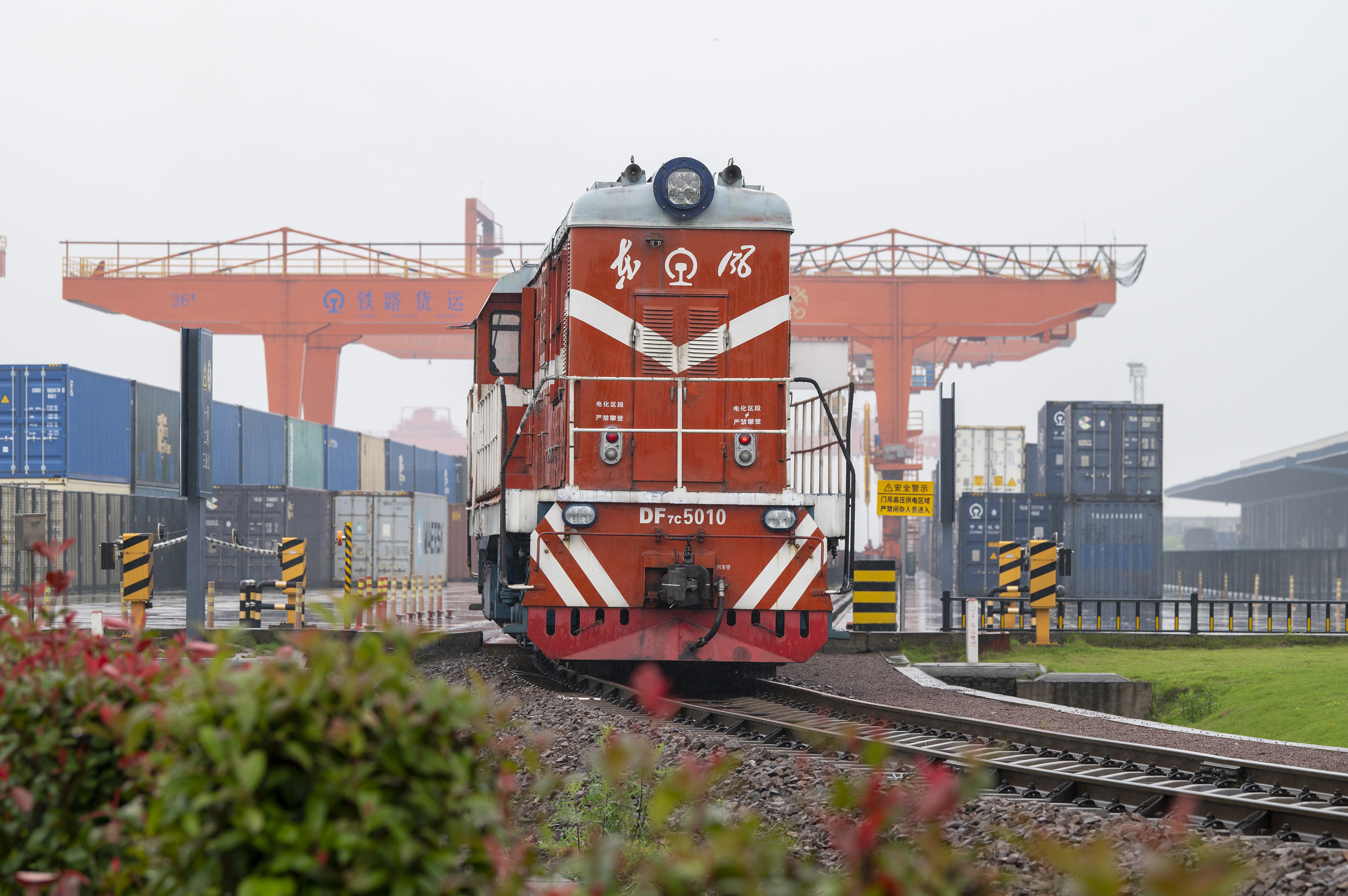 2024年5月5日，“五一”假期最后一天。在浙江省金華市金東區(qū)鐵路金華南站，一列滿載110標(biāo)箱的中歐班列緩緩啟程駛往匈牙利。