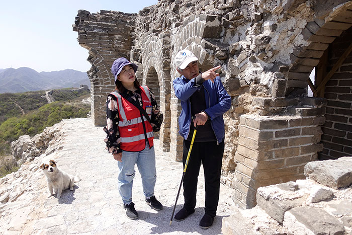 在明長城遺址上，梅景田給外甥女劉紅巖講述長城故事。