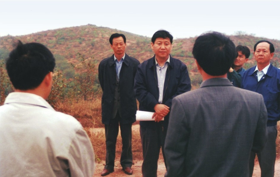 1999年11月，習(xí)近平在龍巖市長汀縣河田水土流失治理區(qū)調(diào)研。圖源：《習(xí)近平在福建（下）》