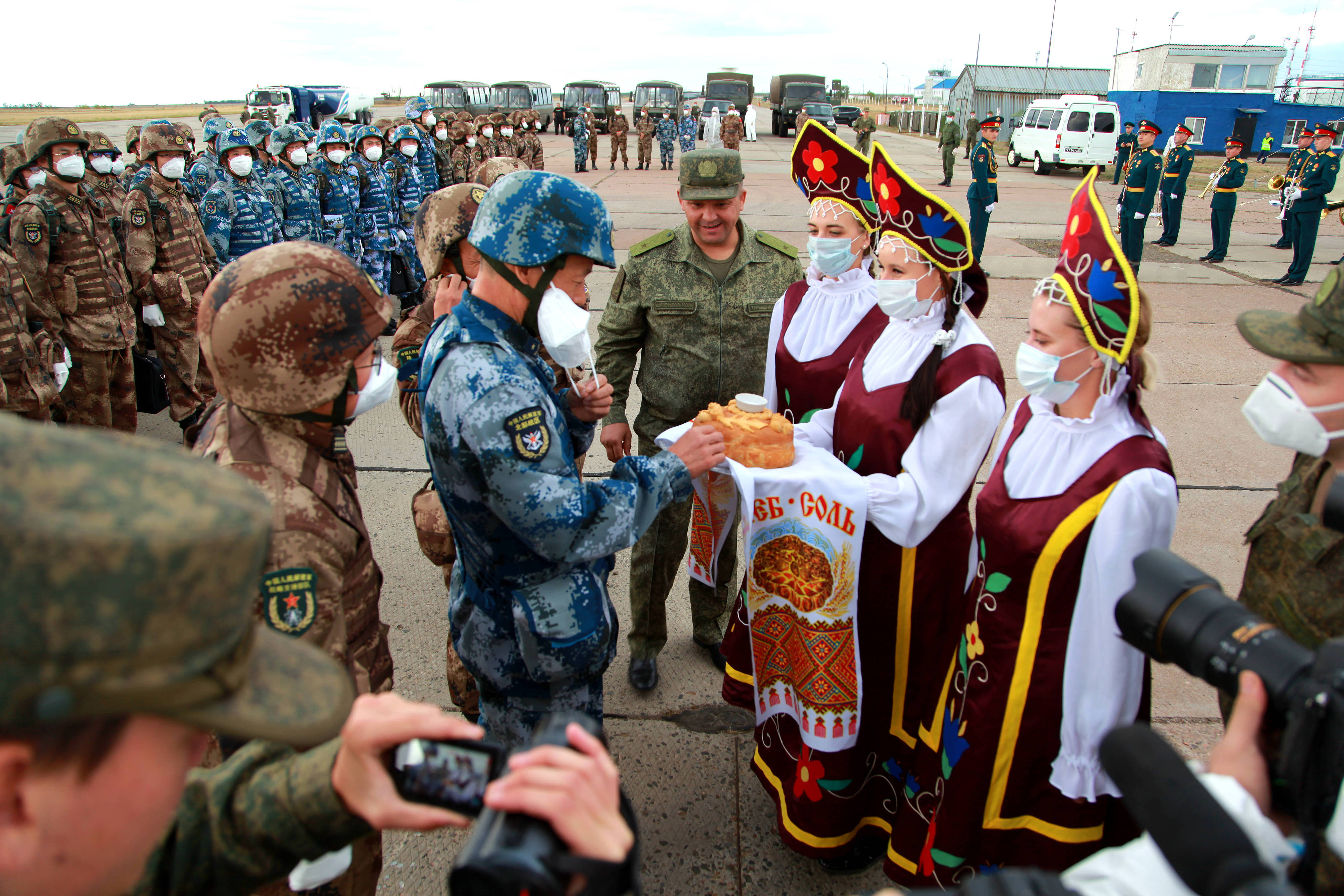 當(dāng)?shù)貢r間2021年9月10日，跨境參加“和平使命-2021”上海合作組織成員國聯(lián)合反恐軍演的中方部隊導(dǎo)演部抵達俄羅斯奧倫堡“東古茲”靶場演習(xí)地域。圖為俄方人員為中方人員舉行歡迎儀式。