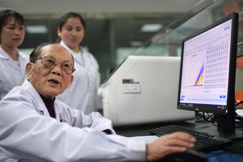 2021年6月17日，吳天一（前）在青海西寧的實(shí)驗(yàn)室內(nèi)和學(xué)生討論。