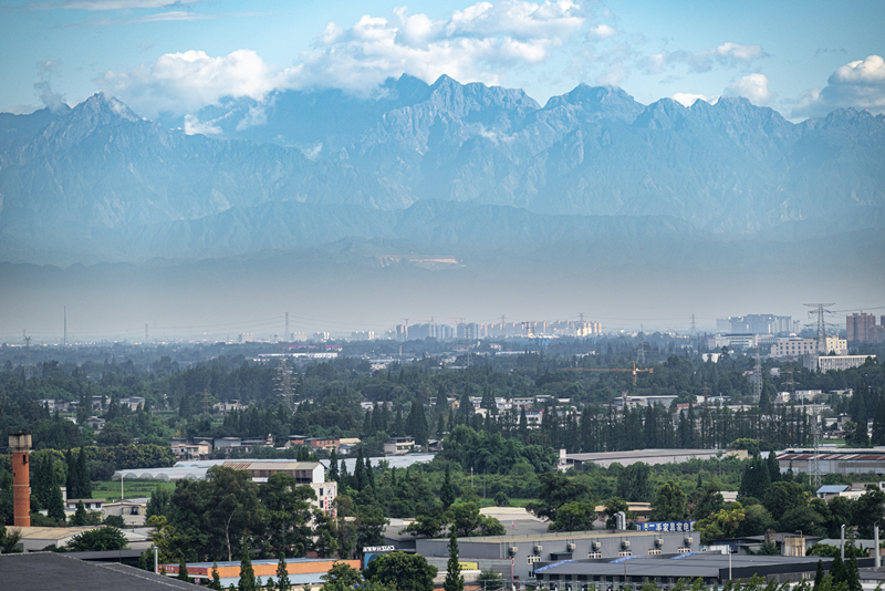 2024年7月1日，成都天氣晴好，遠處雪山清晰可見。