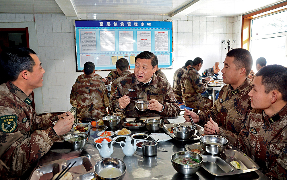 2014年1月26日，習(xí)近平主席專程來(lái)到內(nèi)蒙古軍區(qū)邊防某部，親切看望慰問戍邊官兵。這是在連隊(duì)食堂，習(xí)近平主席同戰(zhàn)士們一起用餐。