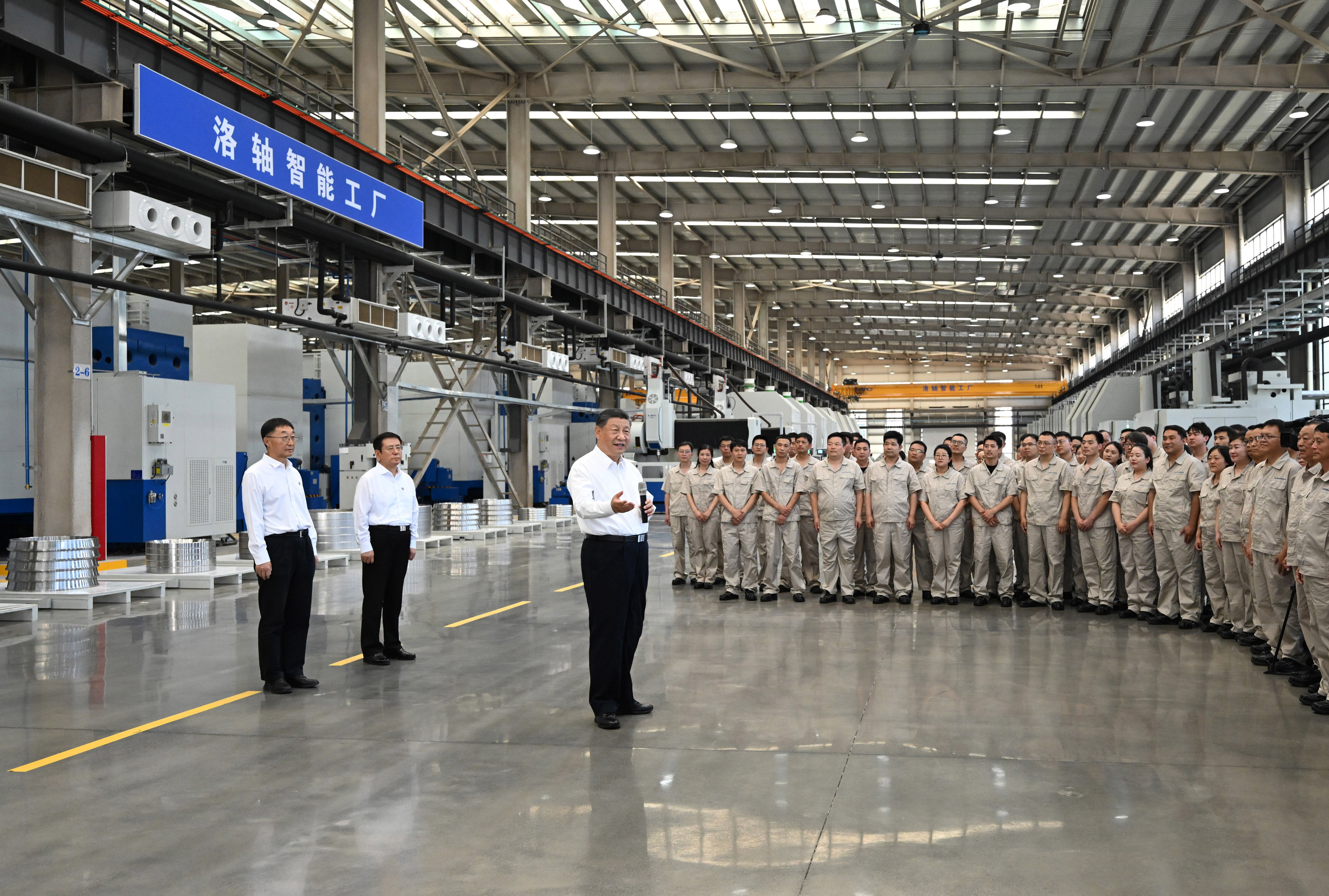 5月19日至20日，中共中央總書(shū)記、國(guó)家主席、中央軍委主席習(xí)近平在河南考察。這是19日下午，習(xí)近平在洛陽(yáng)軸承集團(tuán)股份有限公司智能工廠考察時(shí)，同企業(yè)職工親切交流。新華社記者 燕雁 攝