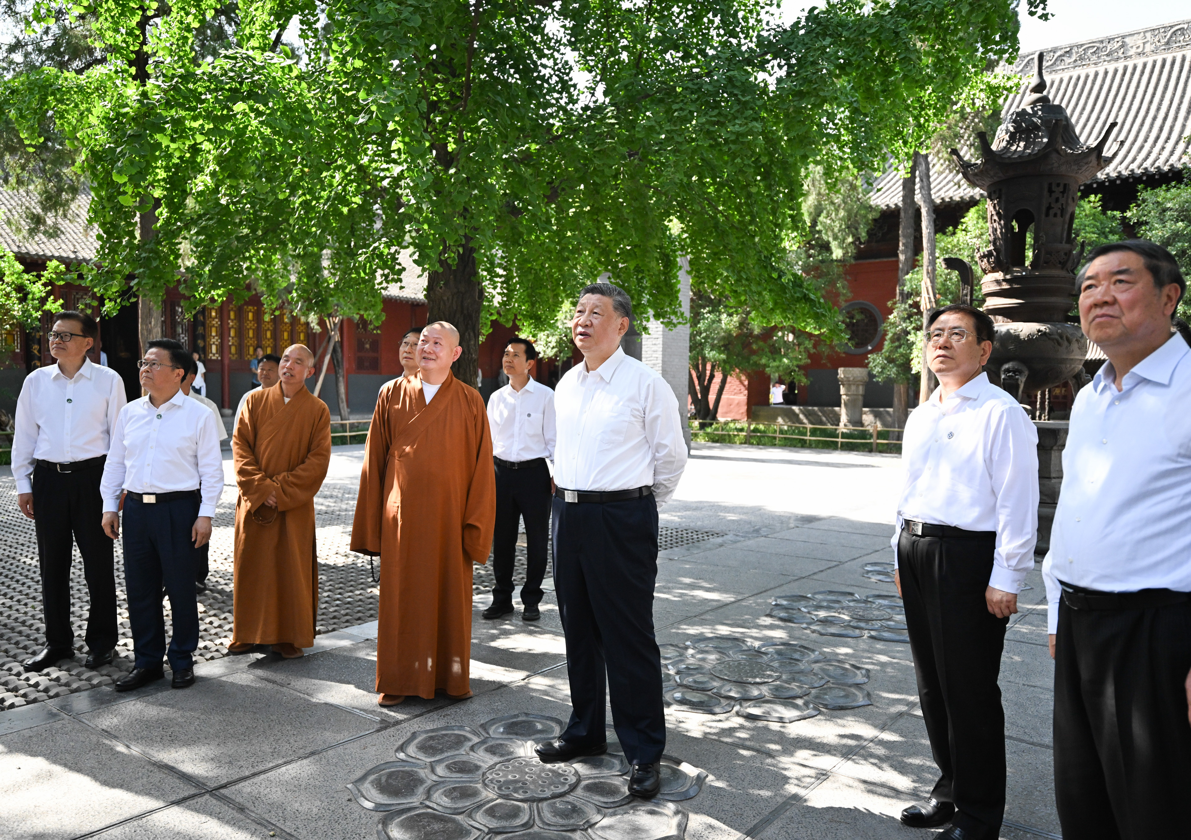 5月19日至20日，中共中央總書記、國(guó)家主席、中央軍委主席習(xí)近平在河南考察。這是19日下午，習(xí)近平在洛陽白馬寺考察。新華社記者 燕雁 攝
