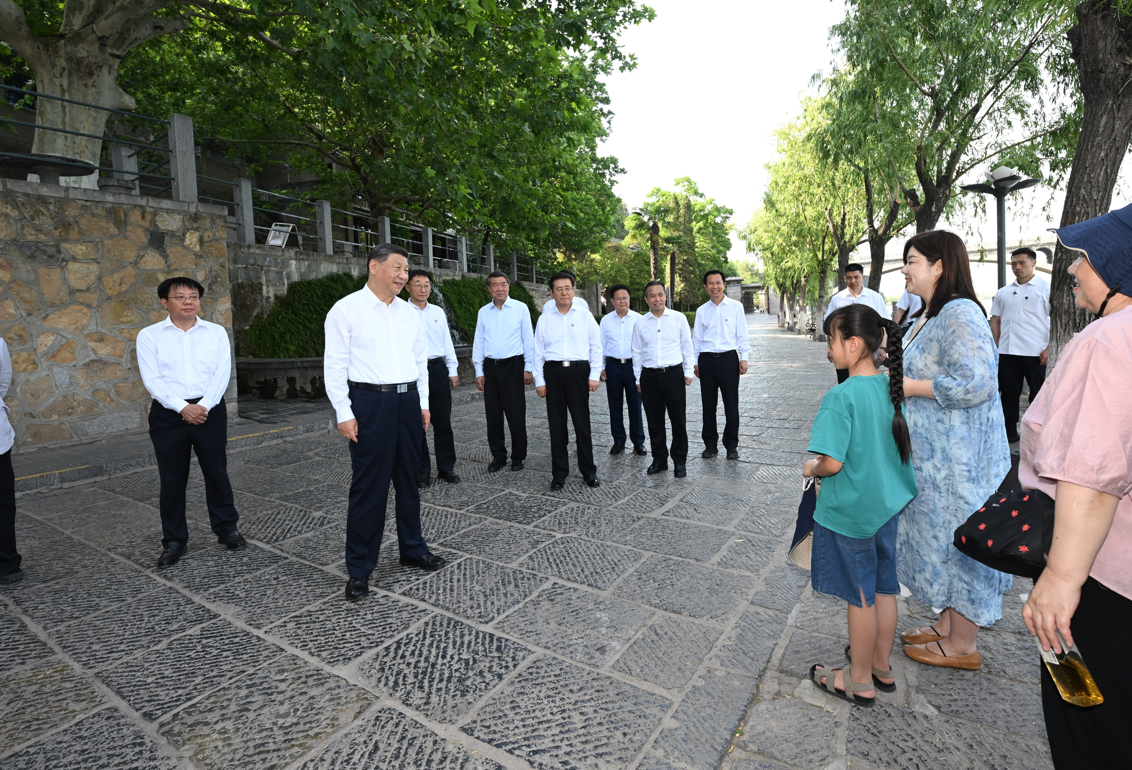 5月19日至20日，中共中央總書(shū)記、國(guó)家主席、中央軍委主席習(xí)近平在河南考察。這是19日下午，習(xí)近平在洛陽(yáng)龍門(mén)石窟考察時(shí)，同游客親切交流。新華社記者 謝環(huán)馳 攝