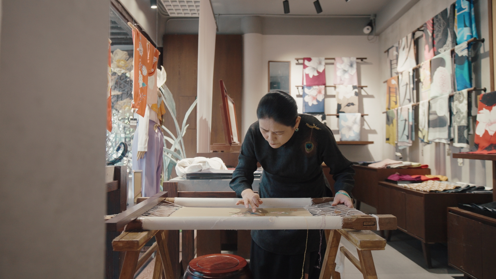 蘇繡代表性傳承人盧建英正在繡制作品。人民網(wǎng)記者 葛泰佚攝