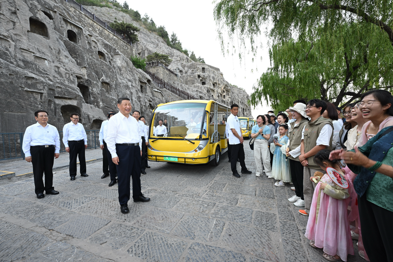 5月19日，習(xí)近平在洛陽(yáng)龍門石窟考察時(shí)，同游客親切交流。