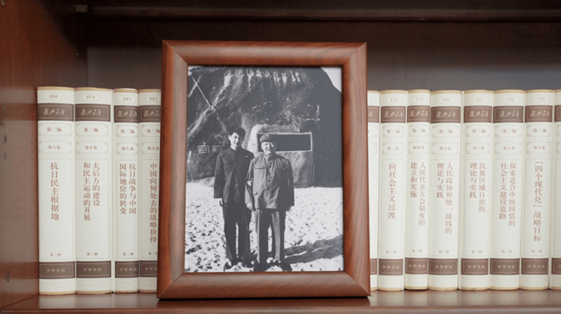 2022年12月31日，習(xí)近平辦公室的書架上擺放著他和父親的合影。
