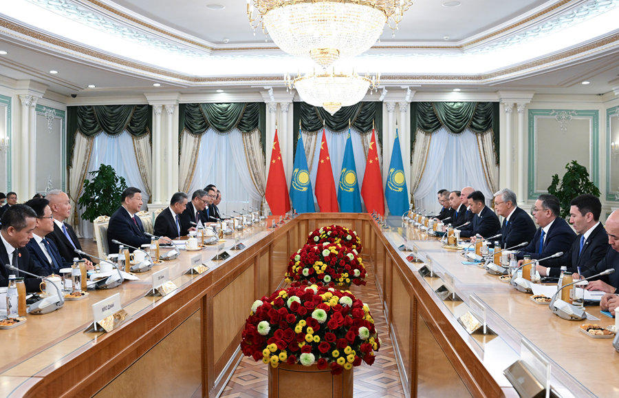 當?shù)貢r間6月16日下午，哈薩克斯坦總統(tǒng)托卡耶夫同中國國家主席習(xí)近平在阿斯塔納總統(tǒng)府舉行會談。