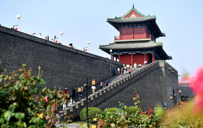 2024年9月16日，游客在河北省石家莊市正定古城游玩。