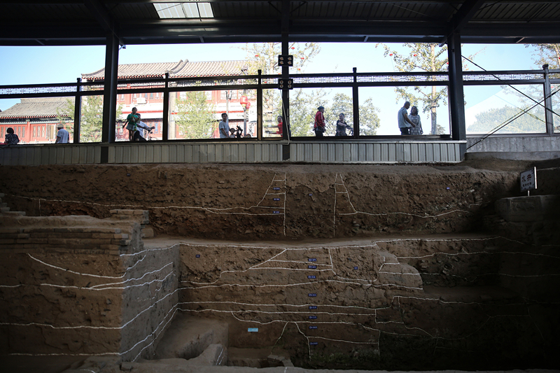 2019年9月7日，人們透過(guò)玻璃幕墻看開(kāi)元寺南廣場(chǎng)遺址考古現(xiàn)場(chǎng)。
