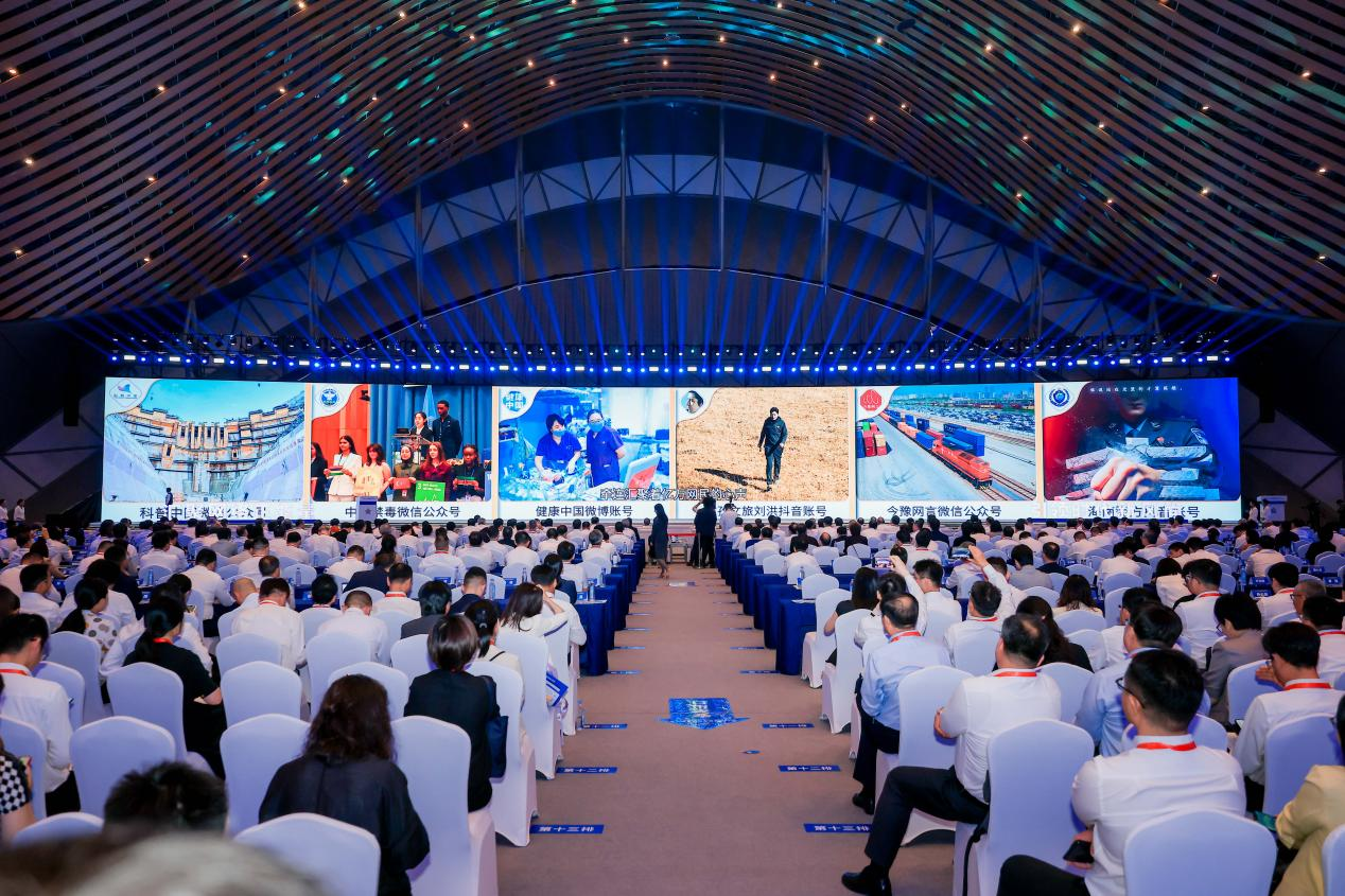 2025年中國網(wǎng)絡(luò)文明大會(huì)《走好網(wǎng)上群眾路線百個(gè)成績(jī)突出賬號(hào)推選活動(dòng)成果》發(fā)布現(xiàn)場(chǎng)。