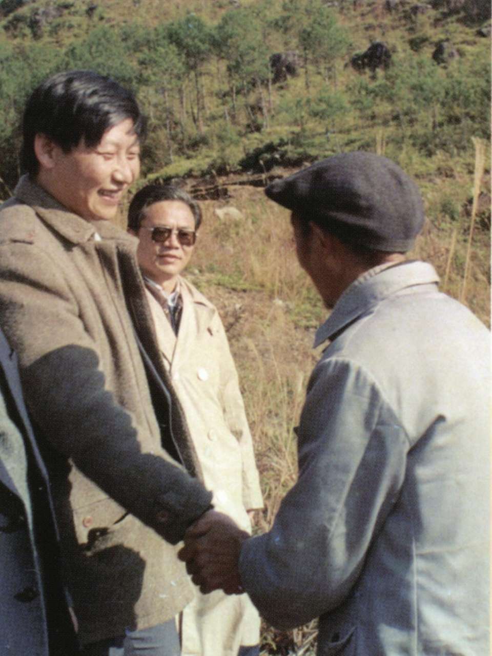 1989年1月，習(xí)近平到周寧縣走訪種林專業(yè)戶。（圖源：《習(xí)近平在寧德》）