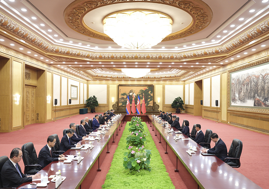 9月4日晚，中共中央總書記、國(guó)家主席習(xí)近平在北京人民大會(huì)堂同來華出席紀(jì)念中國(guó)人民抗日戰(zhàn)爭(zhēng)暨世界反法西斯戰(zhàn)爭(zhēng)勝利80周年活動(dòng)的朝鮮勞動(dòng)黨總書記、國(guó)務(wù)委員長(zhǎng)金正恩舉行會(huì)談。