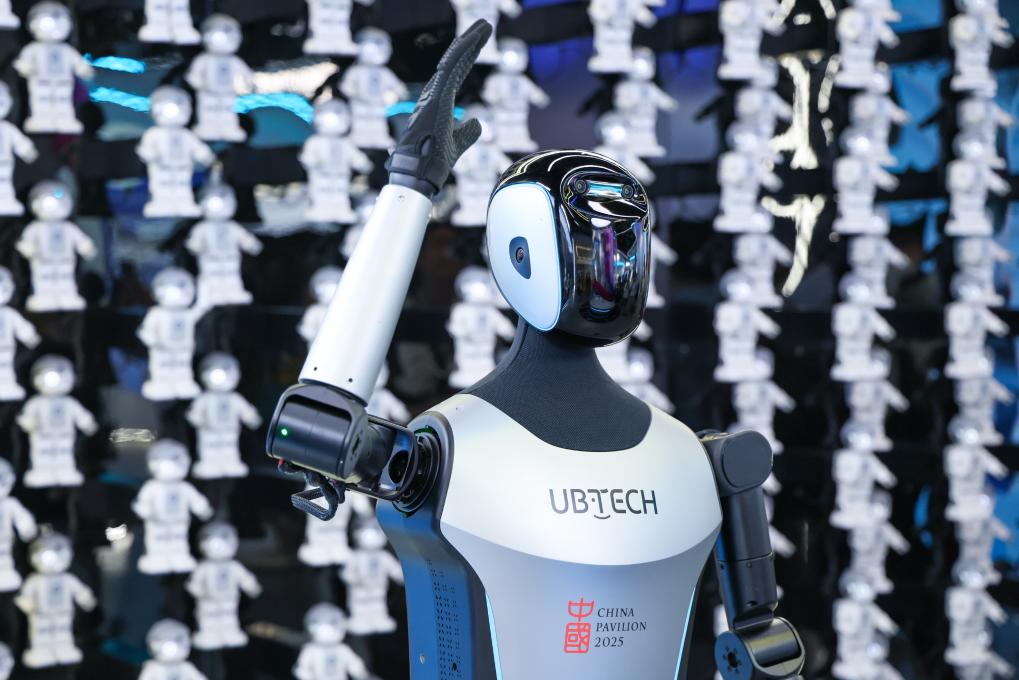 △ 2025年4月23日，在深圳優(yōu)必選科技展廳內(nèi)，商用版人形機器人Walker C向觀眾揮手致意。