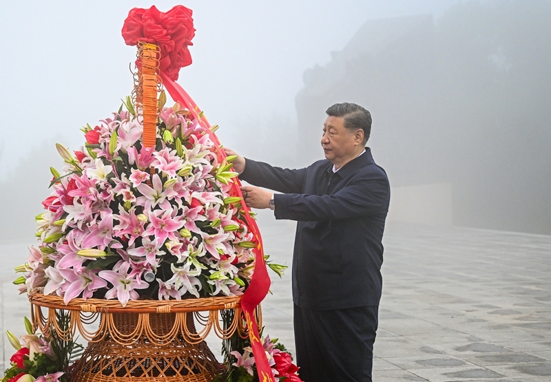 2025年7月7日，習(xí)近平總書(shū)記在位于山西省陽(yáng)泉市獅腦山的百團(tuán)大戰(zhàn)紀(jì)念碑廣場(chǎng)，向八路軍烈士敬獻(xiàn)花籃。