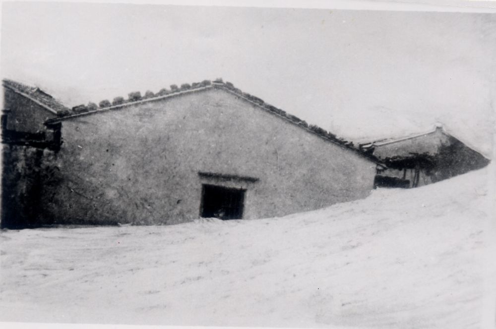 昔日的東山島風(fēng)沙掩埋部分村民村舍（資料照片）。