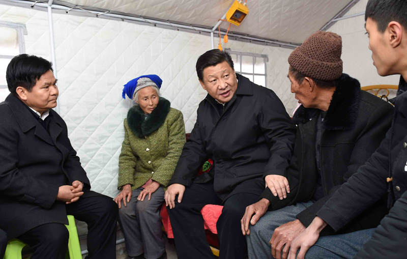 2015年1月19日，習近平總書記來到云南魯甸縣小寨鎮(zhèn)甘家寨紅旗社區(qū)過渡安置點，看望受災群眾甘正芬和她的老伴兒鄒體富。