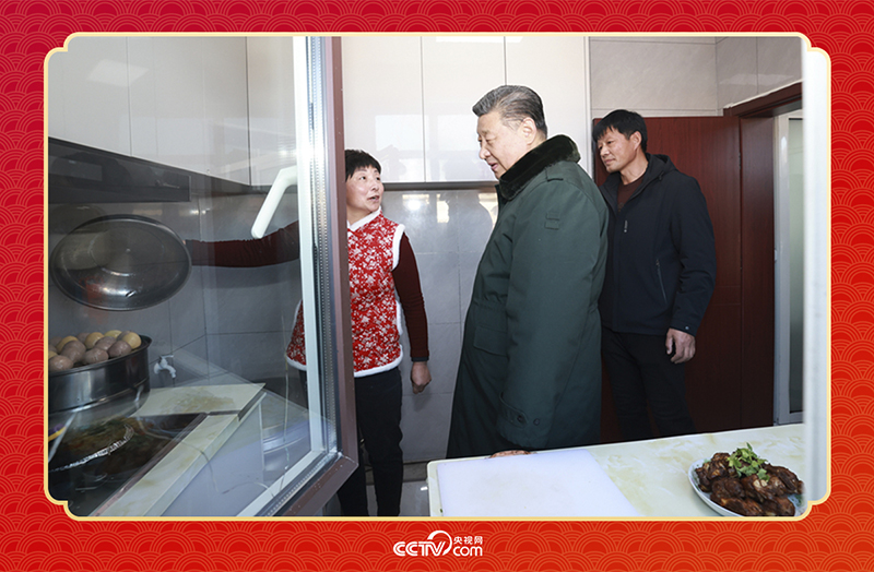 2025年春節(jié)前夕，習(xí)近平總書記在遼寧葫蘆島市綏中縣明水滿族鄉(xiāng)祝家溝村考察時(shí)，走進(jìn)村民朱西存家看望。