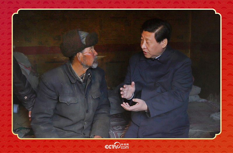 2013年2月3日，習(xí)近平總書記和甘肅省定西市渭源縣元古堆村八旬老黨員馬崗親切交談，了解當(dāng)?shù)厣a(chǎn)生活情況。