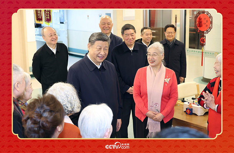 2026年2月10日，習(xí)近平總書記在北京西城區(qū)“吾老·新街”養(yǎng)老服務(wù)街區(qū)銀齡老年公寓考察時(shí)，同老人們親切交流。