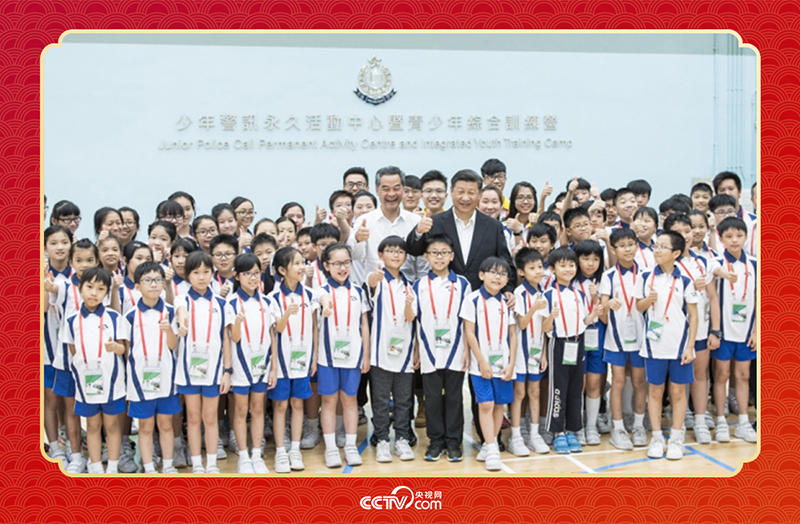 2017年6月30日上午，國(guó)家主席習(xí)近平來到香港少年警訊永久活動(dòng)中心暨青少年綜合訓(xùn)練營(yíng)考察，看望正在訓(xùn)練的香港青少年。這是習(xí)近平同少年警訊成員合影。