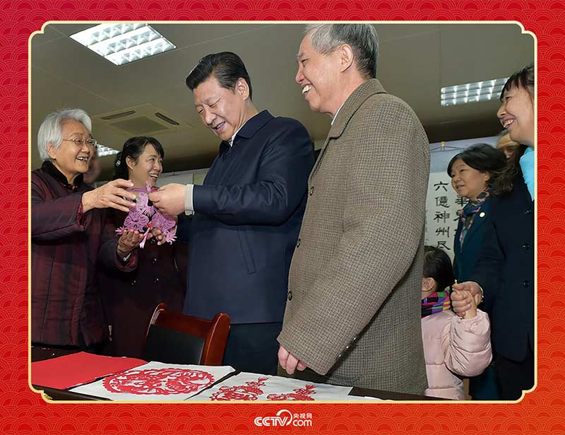 2015年2月15日，習(xí)近平在西安市雁塔區(qū)電子城街道二〇五所社區(qū)服務(wù)中心欣賞社區(qū)居民的剪紙作品。