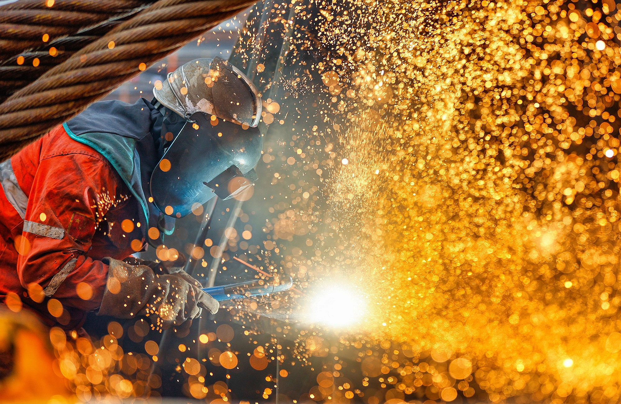 △ 2026年1月29日，在天津市濱海新區(qū)，海上油氣平臺建設(shè)工人進行現(xiàn)場施工。