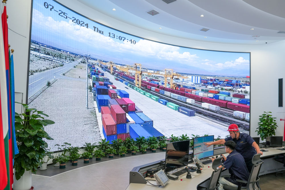 △ 在中哈（連云港）物流合作基地，工作人員通過(guò)“中哈物流場(chǎng)站”信息化跟蹤系統(tǒng)查看集裝箱運(yùn)輸情況（2024年7月25日攝）。