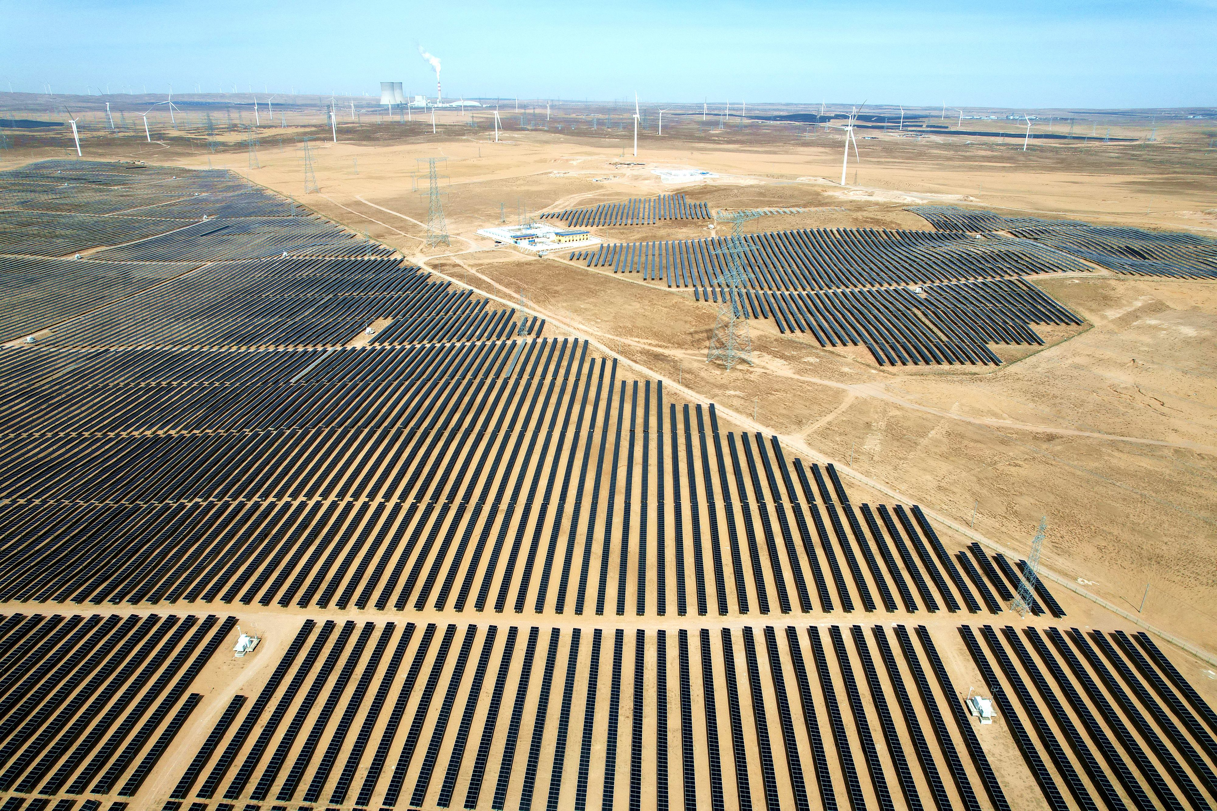 2026年3月18日，寧夏銀川，在靈武市白土崗鄉(xiāng)的一處光伏產(chǎn)業(yè)基地，成片的太陽能光伏板匯成一片“藍色海洋”。