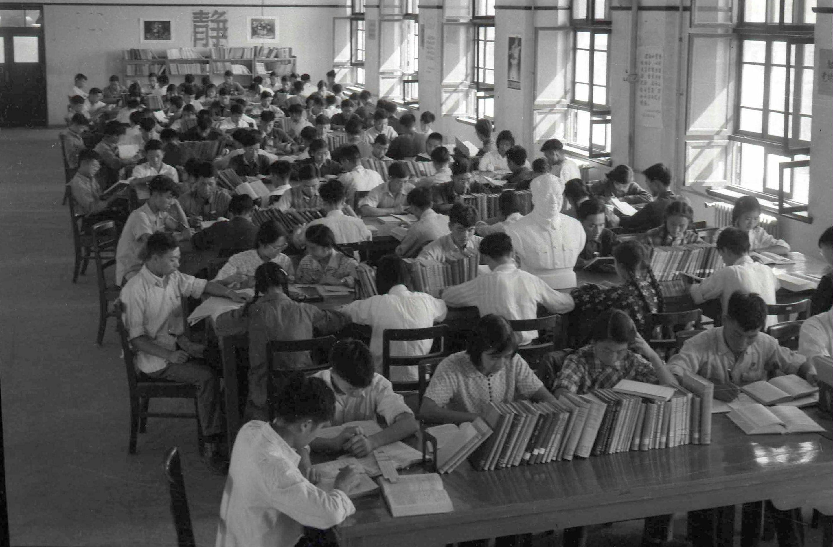 1959年，學(xué)生們在西遷后的交大校園圖書館閱覽室內(nèi)學(xué)習(xí)（資料照片）。