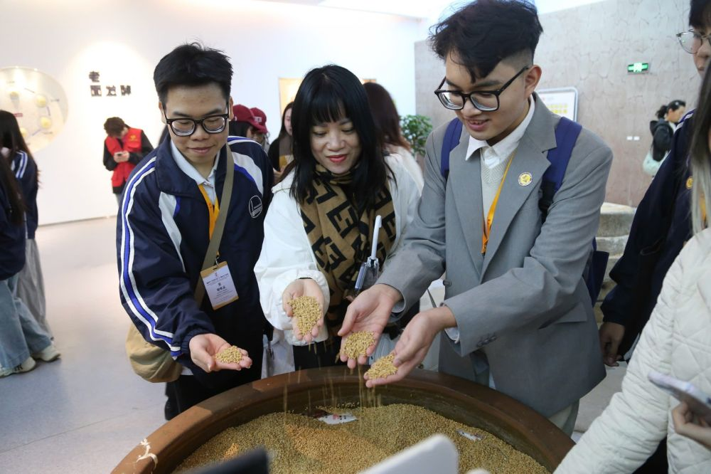 2026年3月30日，參加“紅色研學之旅”的越南青年在河北參觀新農村建設。