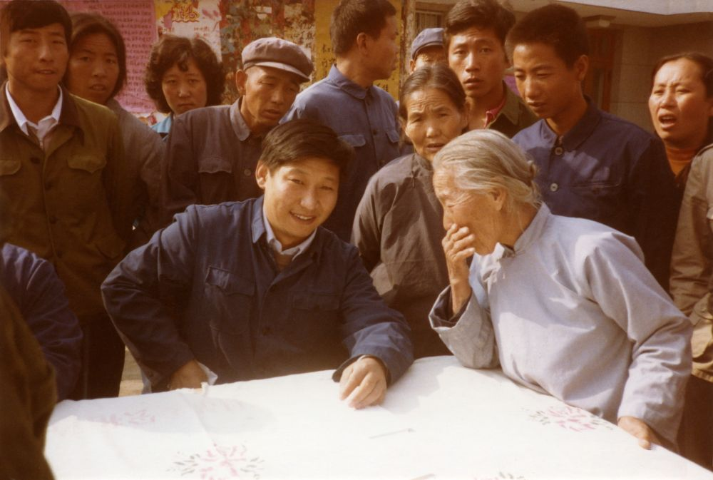 這是1983年，時任河北正定縣委書記的習(xí)近平，臨時在大街上擺桌子聽取老百姓意見。