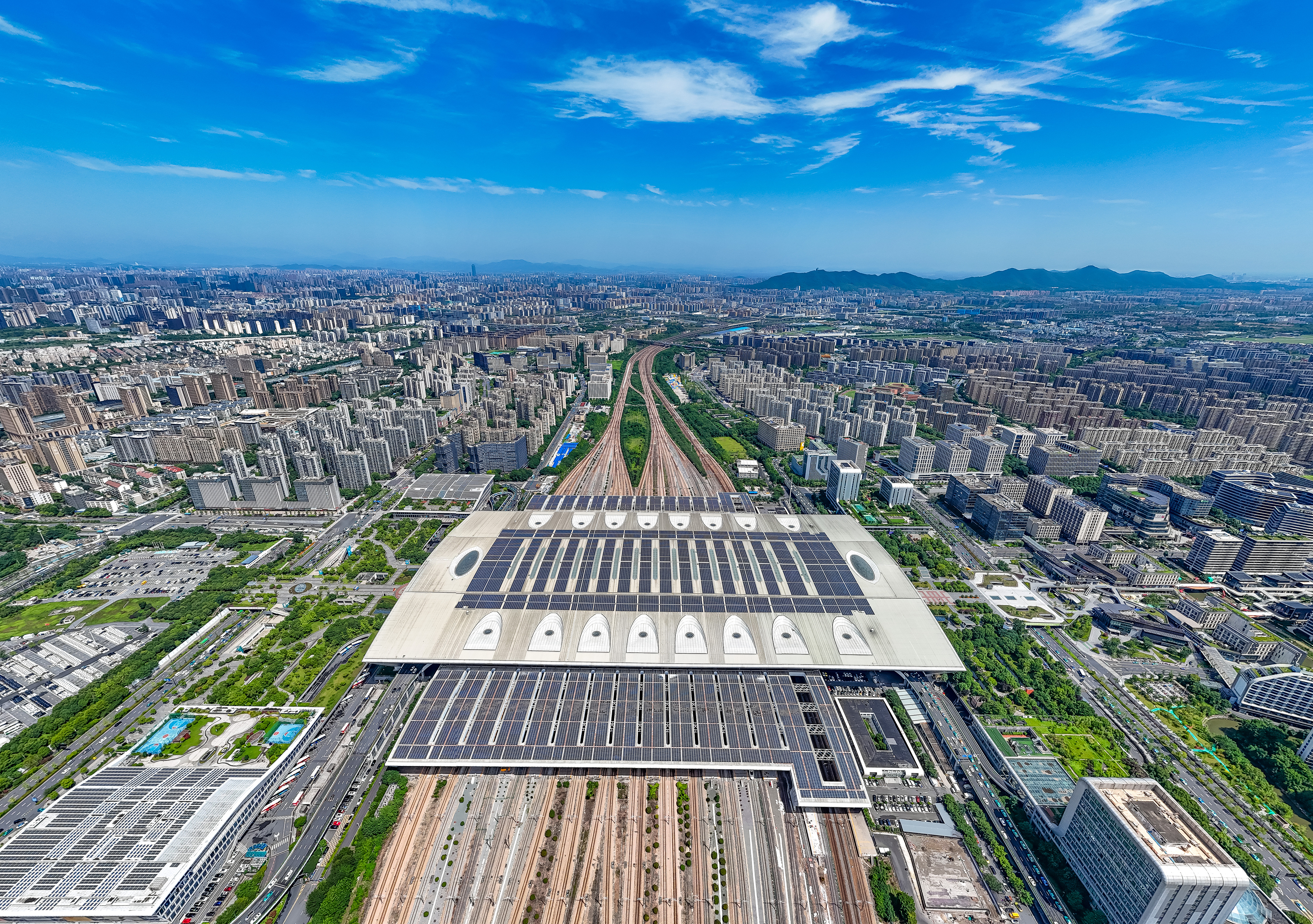2025年10月29日，浙江杭州，航拍杭州東站站房屋頂及南北雨棚光伏發(fā)電方陣。