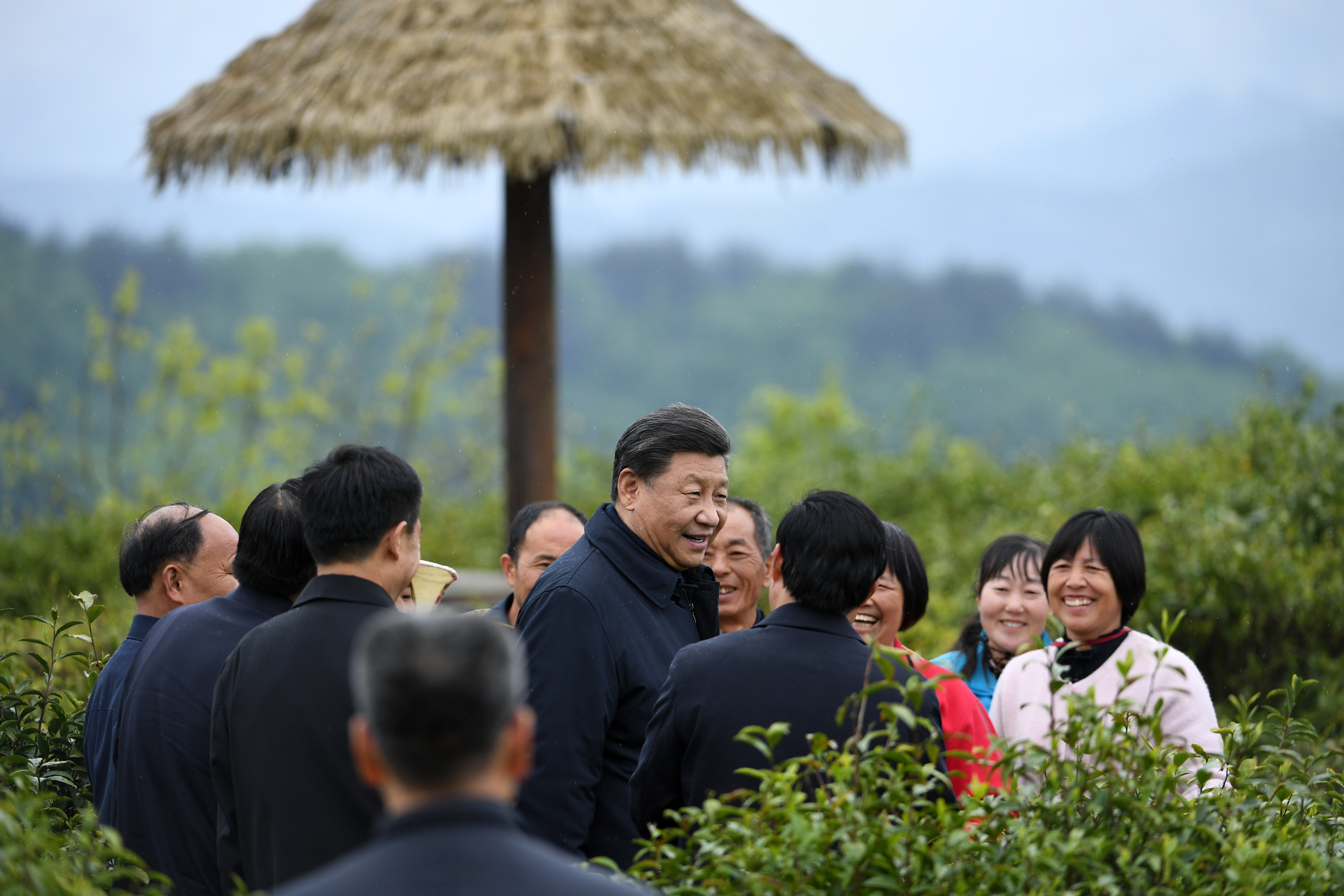 2020年4月21日，習近平在安康市平利縣老縣鎮(zhèn)蔣家坪村女媧鳳凰茶業(yè)現(xiàn)代示范園區(qū)，同茶農(nóng)們親切交談。