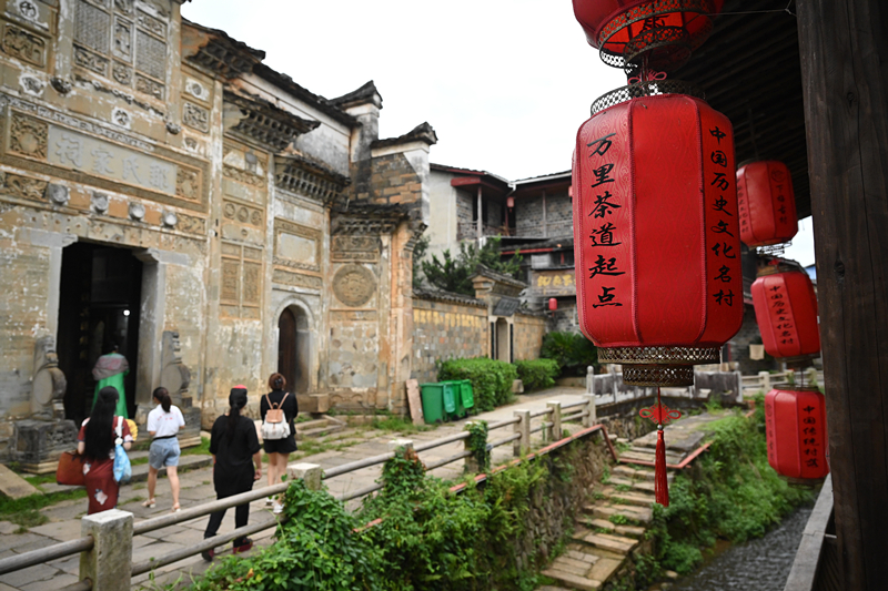 2023年9月5日，游客在福建武夷山下梅村參觀。