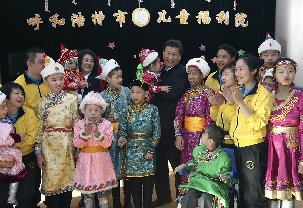 2014年1月28日，習(xí)近平總書記來到呼和浩特市兒童福利院看望孩子們。