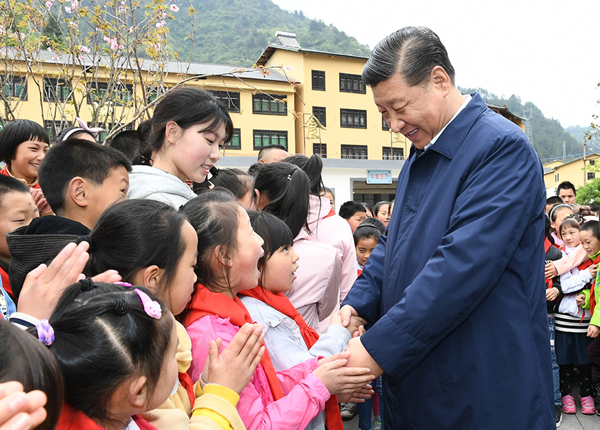 2019年4月15日下午，習(xí)近平總書記在重慶石柱土家族自治縣中益鄉(xiāng)小學(xué)同學(xué)生們親切交談，詢問他們學(xué)習(xí)和生活情況。