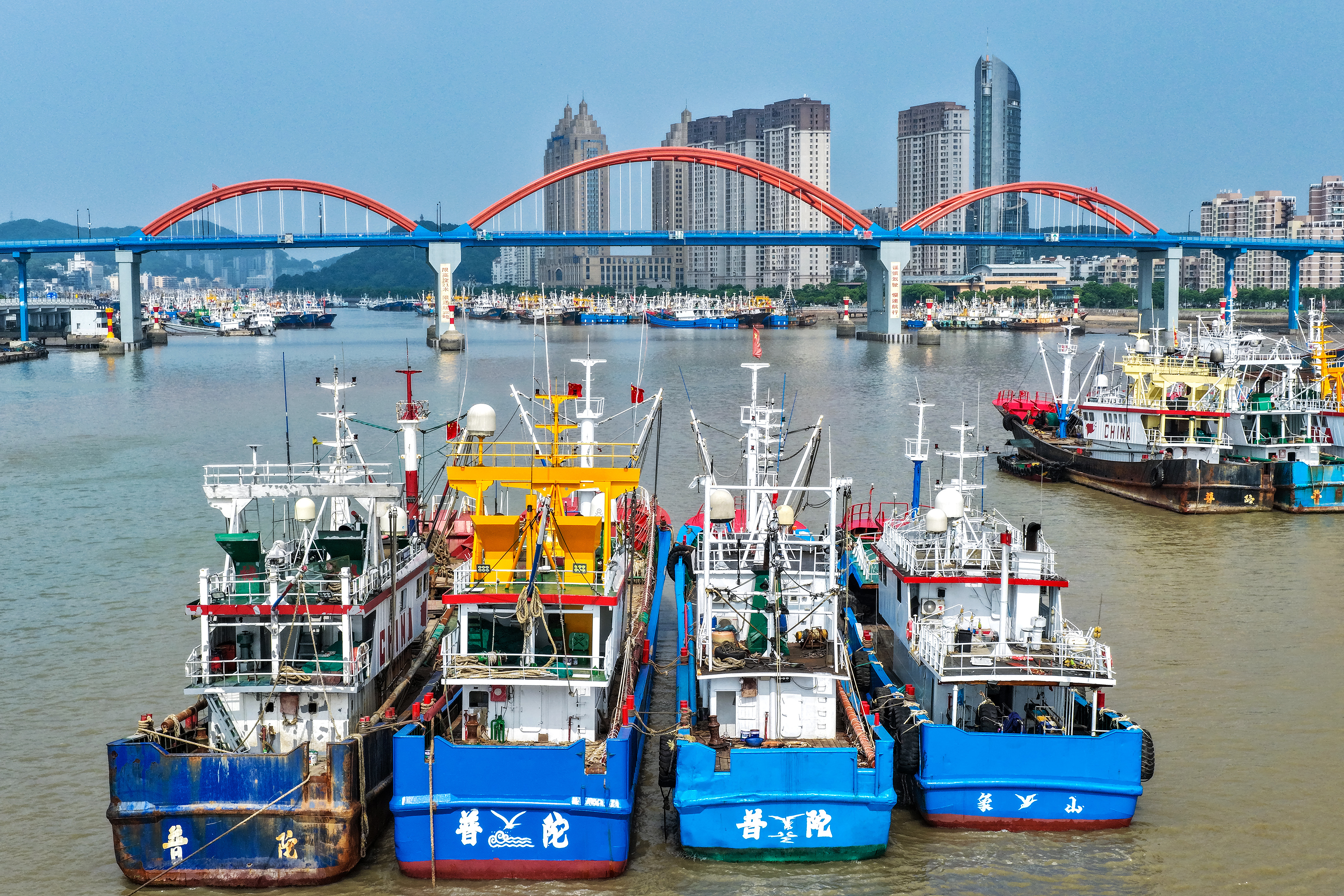 2026年5月28日，浙江舟山，沈家門漁港內(nèi)數(shù)千艘漁船錨泊港內(nèi)，連綿成片。