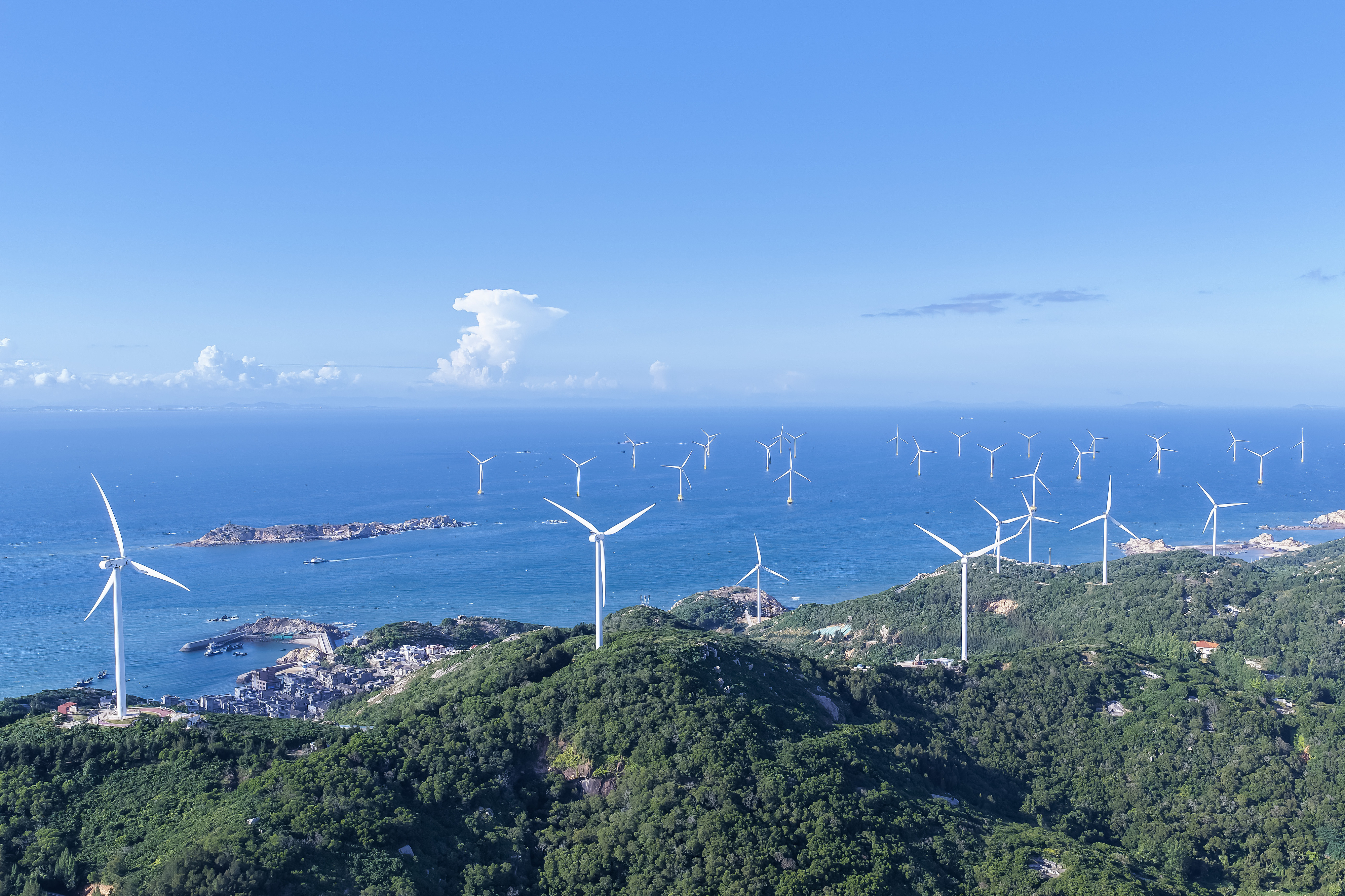 2025年9月17日，福建福州，平潭島北部灣，島上和海上的風(fēng)力發(fā)電機(jī)迎風(fēng)轉(zhuǎn)動(dòng)。