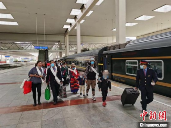 圖為拉薩車站工作人員為西藏先心病患兒和陪同人員提供“綠色”接力幫扶，并開通了專門通道，讓他們快速進(jìn)站上車。拉薩車站 供圖