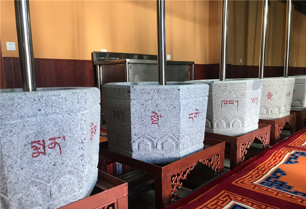 圖為藏醫(yī)院的藏藥加工地。.png