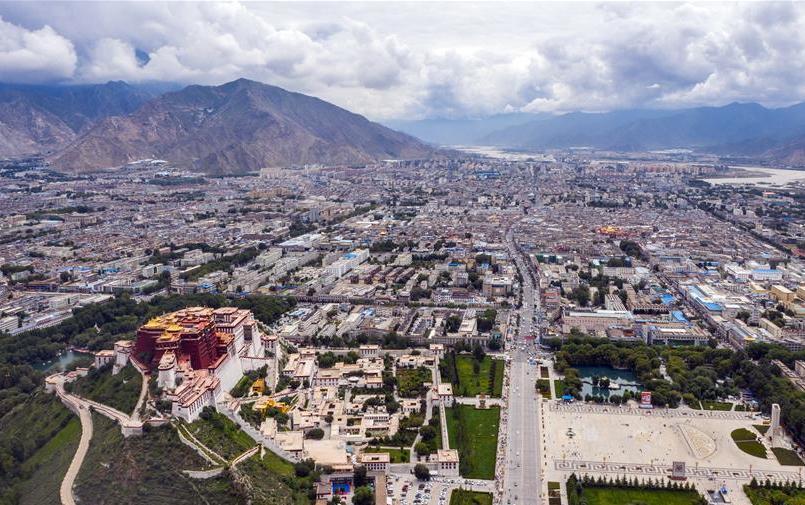 鳥瞰拉薩古城（8月10日無人機拍攝）。新華社記者 李鑫 攝.jpg