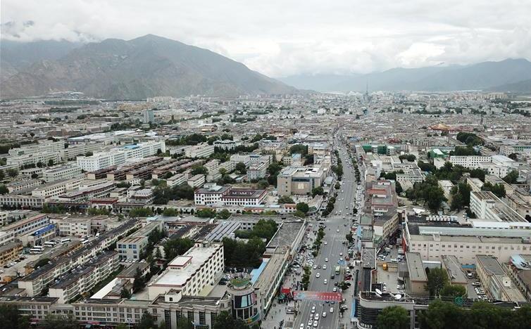 8月10日無(wú)人機(jī)拍攝的拉薩城市一景。新華社記者 王益亮 攝.jpg