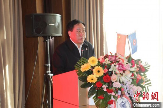 圖為中國非公立醫(yī)療機構協(xié)會常務副會長兼秘書長郝德明致辭?！№n相澤 攝